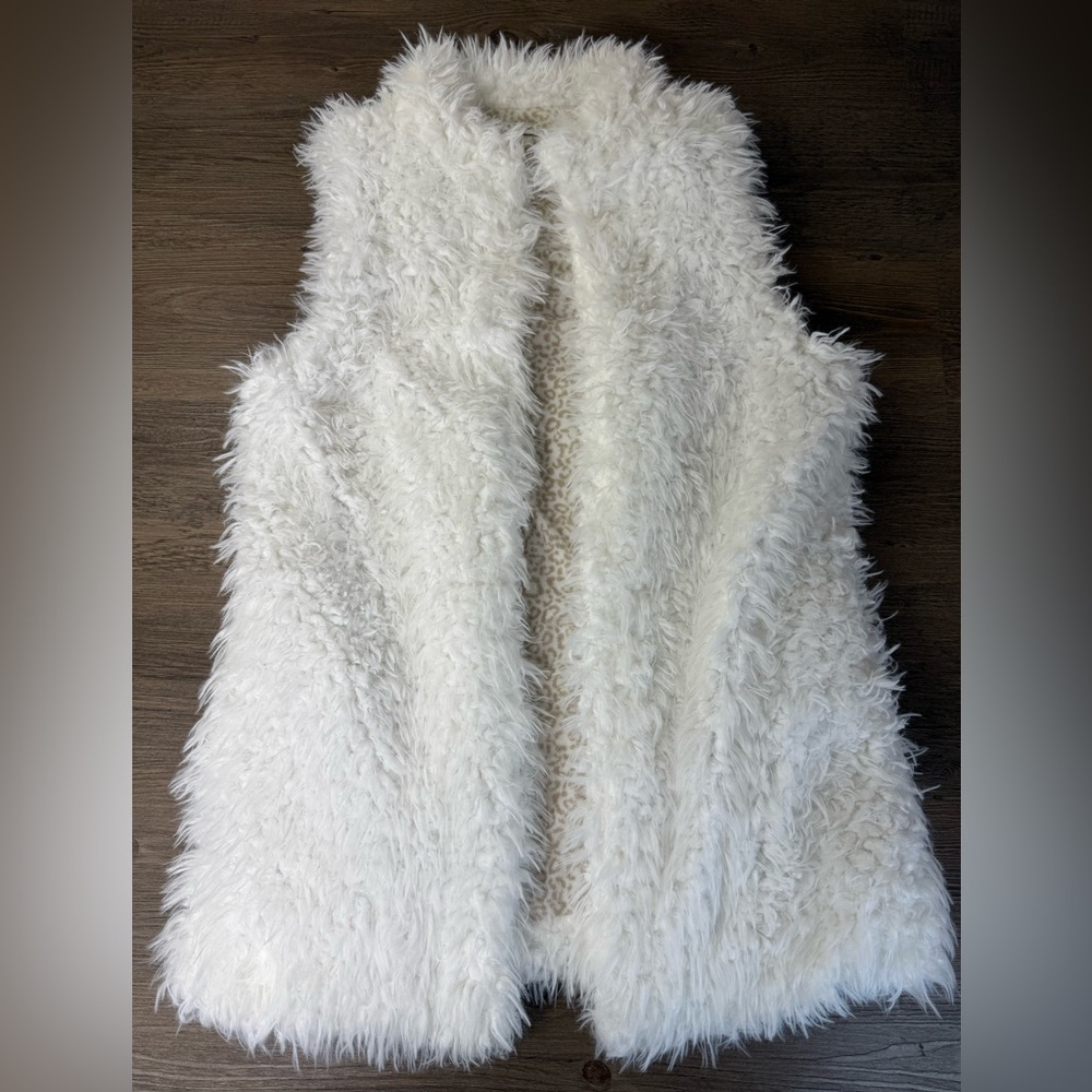 PJ Salvage Women’s Fluffy White Faux Fur Vest. Size Small